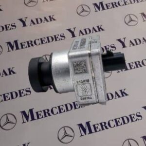 **دوربین جلو مرسدس بنز C200L W206 اورجینال** دوربین جلو **مرسدس بنز C200L W206** یکی از قطعات اصلی سیستم‌های کمک‌راننده و ایمنی خودرو است که تصاویر مسیر مقابل را به‌صورت لحظه‌ای ثبت و برای سیستم‌های هوشمند خودرو ارسال می‌کند. این دوربین در عملکرد سیستم‌هایی مانند **تشخیص خطوط حرکت (Lane Keeping Assist)**، **تشخیص علائم راهنمایی و رانندگی (Traffic Sign Assist)**، **نوربالای هوشمند (Adaptive Highbeam Assist)** و برخی امکانات پارک و دوربین ۳۶۰ درجه نقش مهمی دارد. خرابی دوربین جلو می‌تواند باعث نمایش پیام خطا، غیرفعال شدن سیستم‌های کمک‌راننده، اختلال در تشخیص خطوط جاده و علائم رانندگی یا از کار افتادن برخی قابلیت‌های ایمنی خودرو شود. در بسیاری از موارد، پس از نصب دوربین جدید نیاز به **کدگذاری (Coding)** و **کالیبراسیون (Calibration)** با دستگاه تخصصی مرسدس بنز وجود دارد تا عملکرد سیستم‌ها به‌درستی بازیابی شود. مرسدس یدک عرضه‌کننده انواع **دوربین جلو مرسدس بنز C200L W206** و سایر **لوازم یدکی مرسدس بنز** به‌صورت اورجینال و استوک تست‌شده است. همچنین امکان تأمین و واردات مستقیم تمامی قطعات این خودرو با استفاده از شماره شاسی (VIN) یا کد فنی قطعه فراهم است. **کلمات کلیدی:** دوربین جلو مرسدس بنز C200L، دوربین جلو W206، دوربین کمک‌راننده مرسدس، دوربین جلو اورجینال مرسدس بنز، دوربین Lane Assist مرسدس، دوربین Traffic Sign Assist مرسدس، دوربین 360 مرسدس W206، خرید دوربین جلو C200L، لوازم یدکی مرسدس بنز W206.