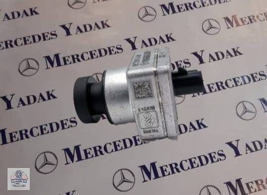 دوربین جلو مرسدس بنز W206 / C200L اورجینال | Mercedes-Benz C 200 L Original Front Camera (Front View Camera) 1 **دوربین جلو مرسدس بنز C200L W206 اورجینال** دوربین جلو **مرسدس بنز C200L W206** یکی از قطعات اصلی سیستمهای کمکراننده و ایمنی خودرو است که تصاویر مسیر مقابل را بهصورت لحظهای ثبت و برای سیستمهای هوشمند خودرو ارسال میکند. این دوربین در عملکرد سیستمهایی مانند **تشخیص خطوط حرکت (Lane Keeping Assist)**، **تشخیص علائم راهنمایی و رانندگی (Traffic Sign Assist)**، **نوربالای هوشمند (Adaptive Highbeam Assist)** و برخی امکانات پارک و دوربین ۳۶۰ درجه نقش مهمی دارد. خرابی دوربین جلو میتواند باعث نمایش پیام خطا، غیرفعال شدن سیستمهای کمکراننده، اختلال در تشخیص خطوط جاده و علائم رانندگی یا از کار افتادن برخی قابلیتهای ایمنی خودرو شود. در بسیاری از موارد، پس از نصب دوربین جدید نیاز به **کدگذاری (Coding)** و **کالیبراسیون (Calibration)** با دستگاه تخصصی مرسدس بنز وجود دارد تا عملکرد سیستمها بهدرستی بازیابی شود. مرسدس یدک عرضهکننده انواع **دوربین جلو مرسدس بنز C200L W206** و سایر **لوازم یدکی مرسدس بنز** بهصورت اورجینال و استوک تستشده است. همچنین امکان تأمین و واردات مستقیم تمامی قطعات این خودرو با استفاده از شماره شاسی (VIN) یا کد فنی قطعه فراهم است. **کلمات کلیدی:** دوربین جلو مرسدس بنز C200L، دوربین جلو W206، دوربین کمکراننده مرسدس، دوربین جلو اورجینال مرسدس بنز، دوربین Lane Assist مرسدس، دوربین Traffic Sign Assist مرسدس، دوربین 360 مرسدس W206، خرید دوربین جلو C200L، لوازم یدکی مرسدس بنز W206.