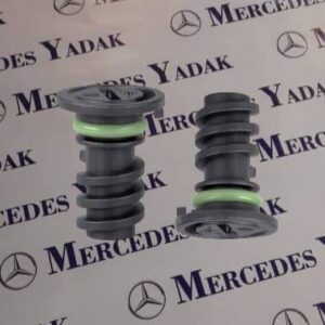 **پیچ تخلیه روغن کارتل مرسدس بنز W205 / W206 C200L / C300 اورجینال** پیچ تخلیه روغن کارتل **مرسدس بنز C200L و C300** مدل‌های **W205 و W206** یکی از قطعات مهم سیستم روانکاری موتور است که وظیفه آب‌بندی محل تخلیه روغن موتور و جلوگیری از نشتی روغن را بر عهده دارد. این پیچ از آلیاژ مقاوم ساخته شده و به همراه واشر آب‌بندی، تخلیه ایمن روغن موتور را در زمان سرویس‌های دوره‌ای تضمین می‌کند. استفاده از پیچ تخلیه روغن اورجینال باعث آب‌بندی کامل کارتل، جلوگیری از نشتی روغن و افزایش ایمنی موتور می‌شود. توصیه می‌شود هنگام هر بار تعویض روغن، وضعیت پیچ و واشر آب‌بندی بررسی شده و در صورت آسیب‌دیدگی یا تغییر شکل، تعویض شوند تا از نشتی روغن و آسیب‌های احتمالی به موتور جلوگیری شود. **علائم خرابی یا آسیب پیچ تخلیه روغن کارتل:** * نشتی روغن از زیر موتور * هرز شدن رزوه پیچ یا کارتل * آسیب‌دیدگی یا فرسودگی واشر آب‌بندی * چکه کردن روغن پس از تعویض روغن * بسته نشدن صحیح پیچ یا سفت نشدن استاندارد آن مرسدس یدک واردکننده و تأمین‌کننده انواع **لوازم یدکی مرسدس بنز W205 و W206** به‌صورت اورجینال و استوک تست‌شده است. در صورت موجود نبودن قطعه، امکان سفارش و واردات مستقیم از اروپا، ترکیه و امارات وجود دارد. همچنین کلیه قطعات موتوری، گیربکس، جلوبندی، سیستم تعلیق، قطعات برقی، بدنه و لوازم مصرفی **Mercedes-Benz C200L و C300** با استعلام شماره شاسی (VIN) قابل تأمین است. **کلمات کلیدی:** پیچ تخلیه روغن کارتل مرسدس بنز، پیچ کارتل W206، پیچ کارتل W205، پیچ تخلیه روغن C200L، پیچ تخلیه روغن C300، پیچ کارتل مرسدس بنز اورجینال، واشر پیچ کارتل مرسدس، خرید پیچ تخلیه روغن مرسدس بنز، لوازم یدکی مرسدس بنز W206، لوازم یدکی مرسدس بنز W205.