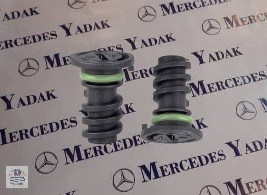 پیچ تخلیه روغن کارتل مرسدس بنز Mercedes-Benz C 200 L Engine Oil Drain Plug (Oil Pan Drain Bolt | W206 / W205 C200L / C300 1 **پیچ تخلیه روغن کارتل مرسدس بنز W205 / W206 C200L / C300 اورجینال** پیچ تخلیه روغن کارتل **مرسدس بنز C200L و C300** مدلهای **W205 و W206** یکی از قطعات مهم سیستم روانکاری موتور است که وظیفه آببندی محل تخلیه روغن موتور و جلوگیری از نشتی روغن را بر عهده دارد. این پیچ از آلیاژ مقاوم ساخته شده و به همراه واشر آببندی، تخلیه ایمن روغن موتور را در زمان سرویسهای دورهای تضمین میکند. استفاده از پیچ تخلیه روغن اورجینال باعث آببندی کامل کارتل، جلوگیری از نشتی روغن و افزایش ایمنی موتور میشود. توصیه میشود هنگام هر بار تعویض روغن، وضعیت پیچ و واشر آببندی بررسی شده و در صورت آسیبدیدگی یا تغییر شکل، تعویض شوند تا از نشتی روغن و آسیبهای احتمالی به موتور جلوگیری شود. **علائم خرابی یا آسیب پیچ تخلیه روغن کارتل:** * نشتی روغن از زیر موتور * هرز شدن رزوه پیچ یا کارتل * آسیبدیدگی یا فرسودگی واشر آببندی * چکه کردن روغن پس از تعویض روغن * بسته نشدن صحیح پیچ یا سفت نشدن استاندارد آن مرسدس یدک واردکننده و تأمینکننده انواع **لوازم یدکی مرسدس بنز W205 و W206** بهصورت اورجینال و استوک تستشده است. در صورت موجود نبودن قطعه، امکان سفارش و واردات مستقیم از اروپا، ترکیه و امارات وجود دارد. همچنین کلیه قطعات موتوری، گیربکس، جلوبندی، سیستم تعلیق، قطعات برقی، بدنه و لوازم مصرفی **Mercedes-Benz C200L و C300** با استعلام شماره شاسی (VIN) قابل تأمین است. **کلمات کلیدی:** پیچ تخلیه روغن کارتل مرسدس بنز، پیچ کارتل W206، پیچ کارتل W205، پیچ تخلیه روغن C200L، پیچ تخلیه روغن C300، پیچ کارتل مرسدس بنز اورجینال، واشر پیچ کارتل مرسدس، خرید پیچ تخلیه روغن مرسدس بنز، لوازم یدکی مرسدس بنز W206، لوازم یدکی مرسدس بنز W205.