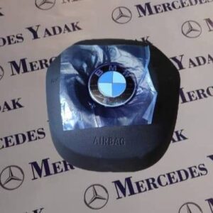 **ایربگ فرمان BMW X1 U11 / X1L U12 اورجینال** ایربگ فرمان **BMW X1 U11 / X1L U12** یکی از مهم‌ترین قطعات سیستم ایمنی خودرو است که در هنگام تصادف، با باز شدن در کسری از ثانیه از برخورد سر و سینه راننده با فرمان جلوگیری کرده و خطر آسیب‌های جدی را به میزان قابل توجهی کاهش می‌دهد. این قطعه با یونیت ایربگ، سنسورهای ضربه و کمربندهای ایمنی هماهنگ عمل کرده و نقش بسیار مهمی در حفظ ایمنی سرنشینان دارد. ایربگ فرمان اورجینال BMW با کیفیت ساخت بالا و مطابق استانداردهای کارخانه بی‌ام‌و تولید شده و از نظر ابعاد، اتصالات و عملکرد کاملاً با **BMW X1 U11** و **BMW X1L U12** سازگار است. در صورت باز شدن ایربگ بر اثر تصادف یا خرابی مجموعه ایربگ، استفاده از قطعه اورجینال و انجام نصب و برنامه‌ریزی صحیح، برای حفظ عملکرد سیستم ایمنی خودرو ضروری است. **علائم خرابی ایربگ فرمان یا سیستم SRS:** * روشن شدن چراغ هشدار Airbag یا SRS روی صفحه کیلومتر * ثبت خطا در یونیت ایربگ * خرابی چرخشی فرمان (Clock Spring) * اختلال در ارتباط ایربگ با یونیت SRS * باز شدن ایربگ در اثر تصادف و نیاز به تعویض * نمایش پیام خطای سیستم ایمنی در صفحه آمپر مرسدس یدک واردکننده و تأمین‌کننده انواع **لوازم یدکی BMW X1 U11 و BMW X1L U12** به‌صورت اورجینال و استوک تست‌شده است. در صورت موجود نبودن قطعه، امکان سفارش و واردات مستقیم از اروپا، ترکیه و امارات وجود دارد. همچنین تمامی قطعات موتوری، گیربکس، جلوبندی، سیستم تعلیق، قطعات برقی، بدنه، چراغ‌ها، ایربگ‌ها و سایر **لوازم یدکی BMW X1** با استعلام شماره شاسی (VIN) یا کد فنی قابل تأمین هستند. **کلمات کلیدی:** ایربگ فرمان BMW X1 U11، ایربگ فرمان BMW X1L U12، ایربگ راننده BMW X1، ایربگ فرمان اورجینال بی ام و، خرید ایربگ فرمان BMW X1، ایربگ X1 U11، ایربگ X1L U12، لوازم یدکی BMW X1، قطعات اورجینال BMW X1، واردات لوازم یدکی BMW X1.