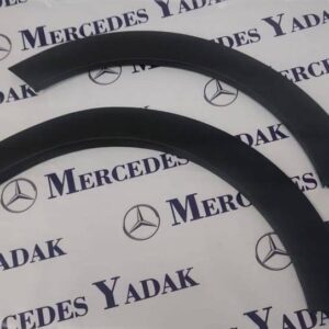 فلاپ گلگیر سیتروئن C3 آکبند اورجینال | Citroën C3 Brand New Original Fender Flare / Wheel Arch Trim Extension فلاپ گلگیر آکبند و اورجینال Citroën C3 از متریال مقاوم و با کیفیت کارخانهای ساخته شده و از نظر فرم، ابعاد و محل اتصال با بدنه خودرو هماهنگی کامل دارد. این قطعه انتخاب مناسبی برای جایگزینی فلاپ شکسته، ترکخورده، کندهشده یا آسیبدیده در اثر تصادف است و برای نصب صحیح، تطبیق شماره فنی و مدل دقیق خودرو توصیه میشود. مواردی که معمولاً نیاز به تعویض فلاپ گلگیر ایجاد میکنند: * شکستگی یا ترک خوردن فلاپ * جدا شدن قطعه از روی گلگیر * آسیب در اثر تصادف یا برخورد * تغییر شکل یا تاب برداشتن قطعه * خط و خش و آسیب شدید ظاهری * از بین رفتن خارها یا محلهای اتصال مرسدس یدک تأمینکننده انواع قطعات بدنه و لوازم یدکی سیتروئن C3 است و قطعات این خودرو را بهصورت آکبند اورجینال و در صورت نیاز استوک تستشده عرضه میکند. انواع فلاپ، گلگیر، سپر، جلوپنجره، چراغ، قطعات تزئینی و سایر لوازم یدکی Citroën C3 نیز با استعلام شماره شاسی (VIN) یا کد فنی قابل سفارش و تأمین هستند. کلمات کلیدی: فلاپ گلگیر سیتروئن C3، فلاپ گلگیر Citroen C3، فلاپ گلگیر اورجینال سیتروئن، فلاپ گلگیر آکبند C3، قاب گلگیر سیتروئن C3، قطعات بدنه سیتروئن C3، خرید فلاپ گلگیر C3، لوازم یدکی سیتروئن C3، قطعات اورجینال Citroen C3، فلاپ بدنه سیتروئن