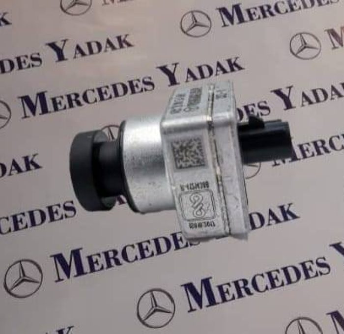 **دوربین جلو مرسدس بنز C200L W206 اورجینال** دوربین جلو **مرسدس بنز C200L W206** یکی از قطعات اصلی سیستم‌های کمک‌راننده و ایمنی خودرو است که تصاویر مسیر مقابل را به‌صورت لحظه‌ای ثبت و برای سیستم‌های هوشمند خودرو ارسال می‌کند. این دوربین در عملکرد سیستم‌هایی مانند **تشخیص خطوط حرکت (Lane Keeping Assist)**، **تشخیص علائم راهنمایی و رانندگی (Traffic Sign Assist)**، **نوربالای هوشمند (Adaptive Highbeam Assist)** و برخی امکانات پارک و دوربین ۳۶۰ درجه نقش مهمی دارد. خرابی دوربین جلو می‌تواند باعث نمایش پیام خطا، غیرفعال شدن سیستم‌های کمک‌راننده، اختلال در تشخیص خطوط جاده و علائم رانندگی یا از کار افتادن برخی قابلیت‌های ایمنی خودرو شود. در بسیاری از موارد، پس از نصب دوربین جدید نیاز به **کدگذاری (Coding)** و **کالیبراسیون (Calibration)** با دستگاه تخصصی مرسدس بنز وجود دارد تا عملکرد سیستم‌ها به‌درستی بازیابی شود. مرسدس یدک عرضه‌کننده انواع **دوربین جلو مرسدس بنز C200L W206** و سایر **لوازم یدکی مرسدس بنز** به‌صورت اورجینال و استوک تست‌شده است. همچنین امکان تأمین و واردات مستقیم تمامی قطعات این خودرو با استفاده از شماره شاسی (VIN) یا کد فنی قطعه فراهم است. **کلمات کلیدی:** دوربین جلو مرسدس بنز C200L، دوربین جلو W206، دوربین کمک‌راننده مرسدس، دوربین جلو اورجینال مرسدس بنز، دوربین Lane Assist مرسدس، دوربین Traffic Sign Assist مرسدس، دوربین 360 مرسدس W206، خرید دوربین جلو C200L، لوازم یدکی مرسدس بنز W206.