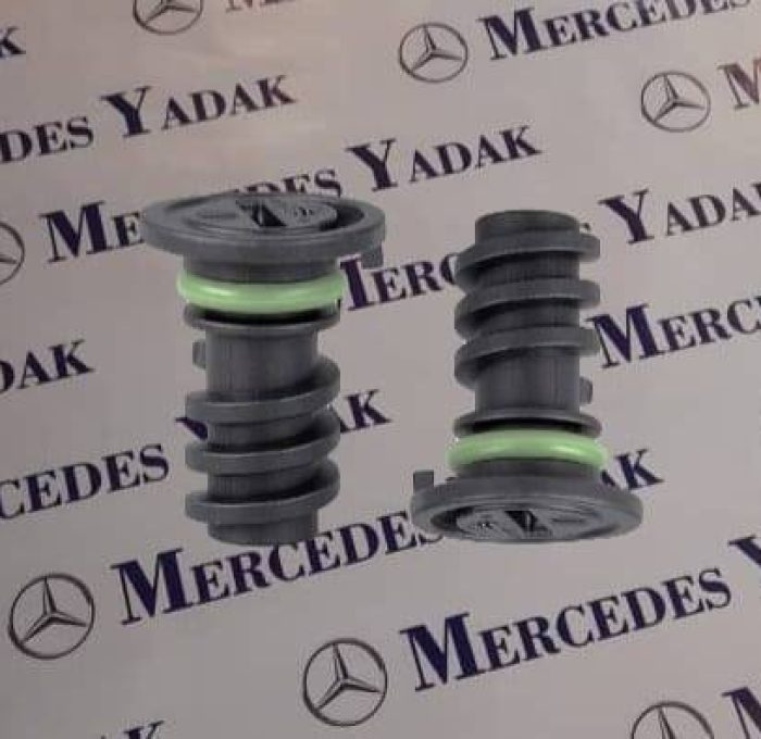 **پیچ تخلیه روغن کارتل مرسدس بنز W205 / W206 C200L / C300 اورجینال** پیچ تخلیه روغن کارتل **مرسدس بنز C200L و C300** مدل‌های **W205 و W206** یکی از قطعات مهم سیستم روانکاری موتور است که وظیفه آب‌بندی محل تخلیه روغن موتور و جلوگیری از نشتی روغن را بر عهده دارد. این پیچ از آلیاژ مقاوم ساخته شده و به همراه واشر آب‌بندی، تخلیه ایمن روغن موتور را در زمان سرویس‌های دوره‌ای تضمین می‌کند. استفاده از پیچ تخلیه روغن اورجینال باعث آب‌بندی کامل کارتل، جلوگیری از نشتی روغن و افزایش ایمنی موتور می‌شود. توصیه می‌شود هنگام هر بار تعویض روغن، وضعیت پیچ و واشر آب‌بندی بررسی شده و در صورت آسیب‌دیدگی یا تغییر شکل، تعویض شوند تا از نشتی روغن و آسیب‌های احتمالی به موتور جلوگیری شود. **علائم خرابی یا آسیب پیچ تخلیه روغن کارتل:** * نشتی روغن از زیر موتور * هرز شدن رزوه پیچ یا کارتل * آسیب‌دیدگی یا فرسودگی واشر آب‌بندی * چکه کردن روغن پس از تعویض روغن * بسته نشدن صحیح پیچ یا سفت نشدن استاندارد آن مرسدس یدک واردکننده و تأمین‌کننده انواع **لوازم یدکی مرسدس بنز W205 و W206** به‌صورت اورجینال و استوک تست‌شده است. در صورت موجود نبودن قطعه، امکان سفارش و واردات مستقیم از اروپا، ترکیه و امارات وجود دارد. همچنین کلیه قطعات موتوری، گیربکس، جلوبندی، سیستم تعلیق، قطعات برقی، بدنه و لوازم مصرفی **Mercedes-Benz C200L و C300** با استعلام شماره شاسی (VIN) قابل تأمین است. **کلمات کلیدی:** پیچ تخلیه روغن کارتل مرسدس بنز، پیچ کارتل W206، پیچ کارتل W205، پیچ تخلیه روغن C200L، پیچ تخلیه روغن C300، پیچ کارتل مرسدس بنز اورجینال، واشر پیچ کارتل مرسدس، خرید پیچ تخلیه روغن مرسدس بنز، لوازم یدکی مرسدس بنز W206، لوازم یدکی مرسدس بنز W205.