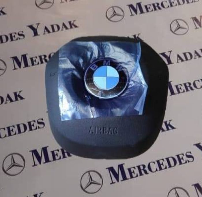 **ایربگ فرمان BMW X1 U11 / X1L U12 اورجینال** ایربگ فرمان **BMW X1 U11 / X1L U12** یکی از مهم‌ترین قطعات سیستم ایمنی خودرو است که در هنگام تصادف، با باز شدن در کسری از ثانیه از برخورد سر و سینه راننده با فرمان جلوگیری کرده و خطر آسیب‌های جدی را به میزان قابل توجهی کاهش می‌دهد. این قطعه با یونیت ایربگ، سنسورهای ضربه و کمربندهای ایمنی هماهنگ عمل کرده و نقش بسیار مهمی در حفظ ایمنی سرنشینان دارد. ایربگ فرمان اورجینال BMW با کیفیت ساخت بالا و مطابق استانداردهای کارخانه بی‌ام‌و تولید شده و از نظر ابعاد، اتصالات و عملکرد کاملاً با **BMW X1 U11** و **BMW X1L U12** سازگار است. در صورت باز شدن ایربگ بر اثر تصادف یا خرابی مجموعه ایربگ، استفاده از قطعه اورجینال و انجام نصب و برنامه‌ریزی صحیح، برای حفظ عملکرد سیستم ایمنی خودرو ضروری است. **علائم خرابی ایربگ فرمان یا سیستم SRS:** * روشن شدن چراغ هشدار Airbag یا SRS روی صفحه کیلومتر * ثبت خطا در یونیت ایربگ * خرابی چرخشی فرمان (Clock Spring) * اختلال در ارتباط ایربگ با یونیت SRS * باز شدن ایربگ در اثر تصادف و نیاز به تعویض * نمایش پیام خطای سیستم ایمنی در صفحه آمپر مرسدس یدک واردکننده و تأمین‌کننده انواع **لوازم یدکی BMW X1 U11 و BMW X1L U12** به‌صورت اورجینال و استوک تست‌شده است. در صورت موجود نبودن قطعه، امکان سفارش و واردات مستقیم از اروپا، ترکیه و امارات وجود دارد. همچنین تمامی قطعات موتوری، گیربکس، جلوبندی، سیستم تعلیق، قطعات برقی، بدنه، چراغ‌ها، ایربگ‌ها و سایر **لوازم یدکی BMW X1** با استعلام شماره شاسی (VIN) یا کد فنی قابل تأمین هستند. **کلمات کلیدی:** ایربگ فرمان BMW X1 U11، ایربگ فرمان BMW X1L U12، ایربگ راننده BMW X1، ایربگ فرمان اورجینال بی ام و، خرید ایربگ فرمان BMW X1، ایربگ X1 U11، ایربگ X1L U12، لوازم یدکی BMW X1، قطعات اورجینال BMW X1، واردات لوازم یدکی BMW X1.