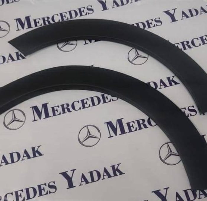 فلاپ گلگیر سیتروئن C3 آکبند اورجینال | Citroën C3 Brand New Original Fender Flare / Wheel Arch Trim Extension فلاپ گلگیر آکبند و اورجینال Citroën C3 از متریال مقاوم و با کیفیت کارخانه‌ای ساخته شده و از نظر فرم، ابعاد و محل اتصال با بدنه خودرو هماهنگی کامل دارد. این قطعه انتخاب مناسبی برای جایگزینی فلاپ شکسته، ترک‌خورده، کنده‌شده یا آسیب‌دیده در اثر تصادف است و برای نصب صحیح، تطبیق شماره فنی و مدل دقیق خودرو توصیه می‌شود. مواردی که معمولاً نیاز به تعویض فلاپ گلگیر ایجاد می‌کنند: * شکستگی یا ترک خوردن فلاپ * جدا شدن قطعه از روی گلگیر * آسیب در اثر تصادف یا برخورد * تغییر شکل یا تاب برداشتن قطعه * خط و خش و آسیب شدید ظاهری * از بین رفتن خارها یا محل‌های اتصال مرسدس یدک تأمین‌کننده انواع قطعات بدنه و لوازم یدکی سیتروئن C3 است و قطعات این خودرو را به‌صورت آکبند اورجینال و در صورت نیاز استوک تست‌شده عرضه می‌کند. انواع فلاپ، گلگیر، سپر، جلوپنجره، چراغ، قطعات تزئینی و سایر لوازم یدکی Citroën C3 نیز با استعلام شماره شاسی (VIN) یا کد فنی قابل سفارش و تأمین هستند. کلمات کلیدی: فلاپ گلگیر سیتروئن C3، فلاپ گلگیر Citroen C3، فلاپ گلگیر اورجینال سیتروئن، فلاپ گلگیر آکبند C3، قاب گلگیر سیتروئن C3، قطعات بدنه سیتروئن C3، خرید فلاپ گلگیر C3، لوازم یدکی سیتروئن C3، قطعات اورجینال Citroen C3، فلاپ بدنه سیتروئن